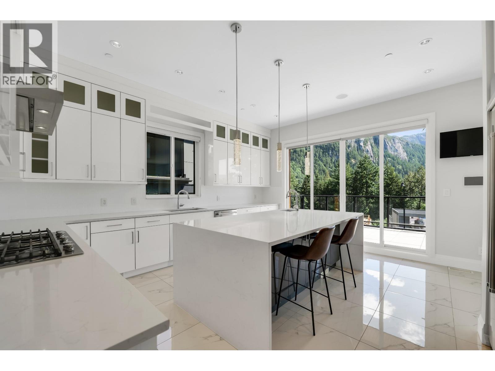 2237 Windsail Place, Squamish, British Columbia  V8B 0T6 - Photo 3 - R3132786