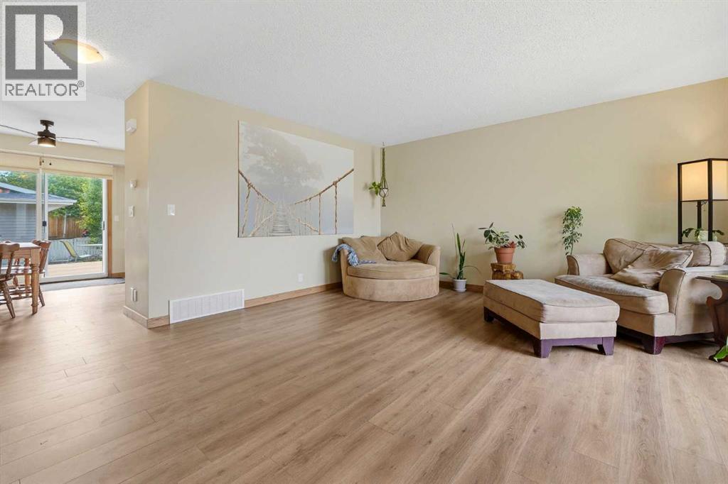 10 Carolina Drive, Cochrane, Alberta  T4C 1C2 - Photo 3 - A2316646