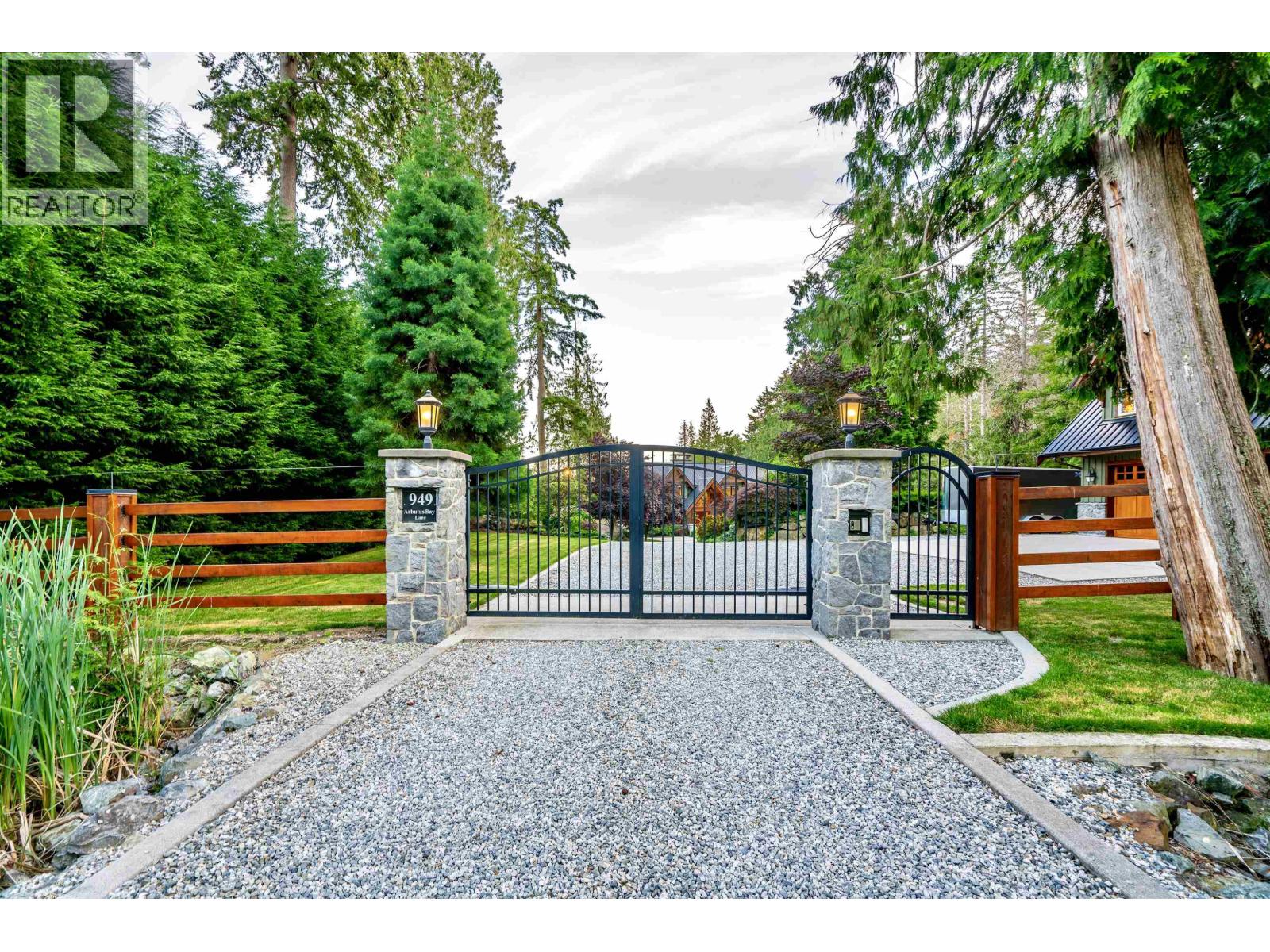 949 Arbutus Bay Lane, Bowen Island, British Columbia  V0N 1G2 - Photo 2 - R3135646