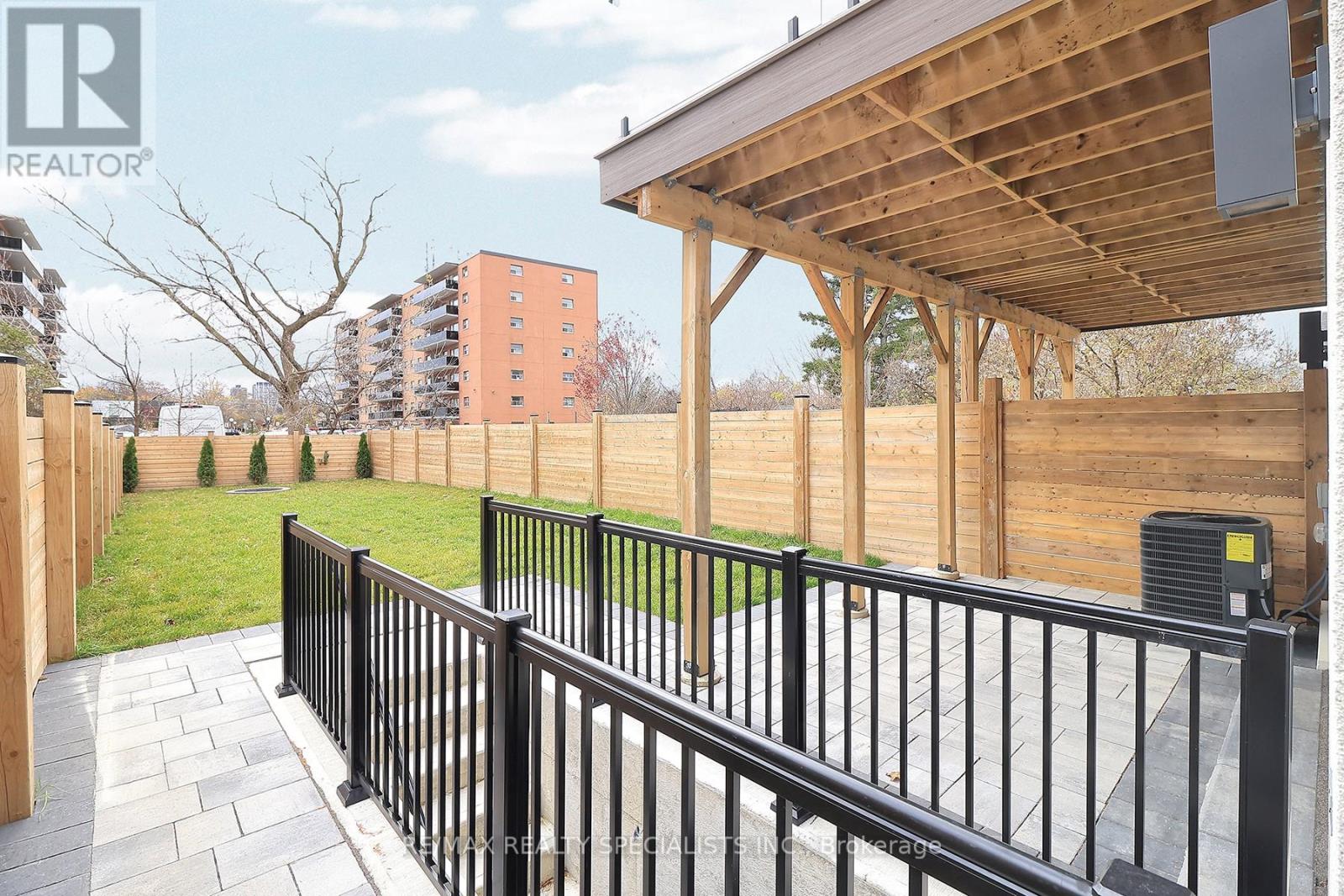 1046 Roosevelt Road, Mississauga, Ontario L5G 3Y8 - Photo 3 - W13441316