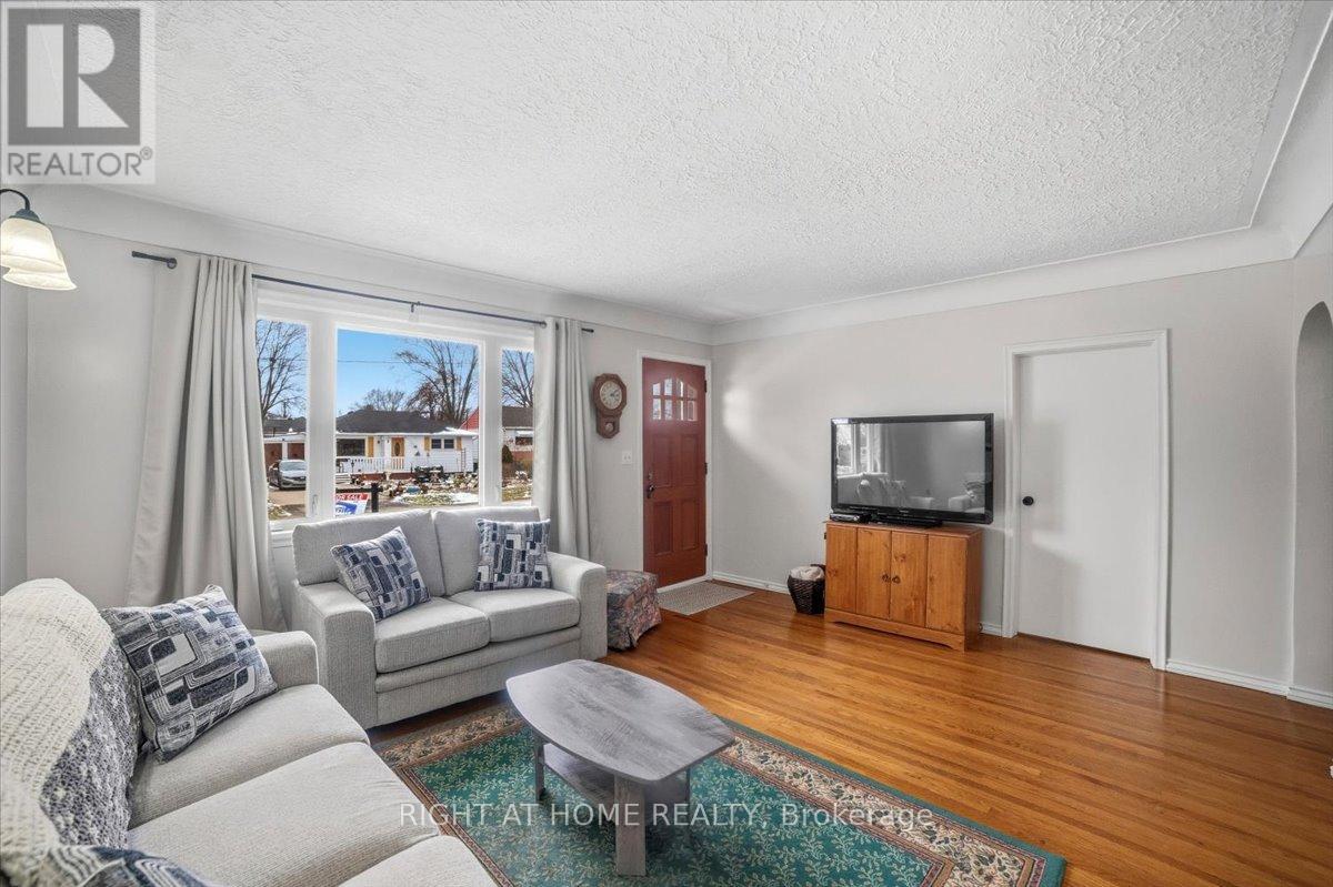 12 Vera Street, St. Catharines, Ontario  L2S 1C4 - Photo 3 - X13416490