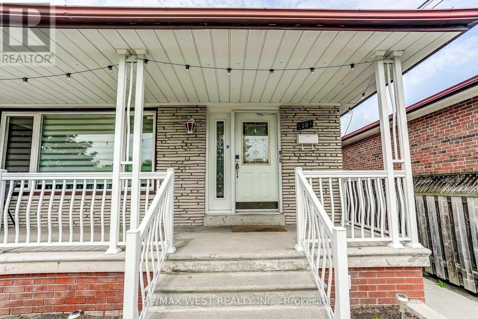 19 Archway Crescent, Toronto, Ontario  M9M 1V5 - Photo 3 - W13441450