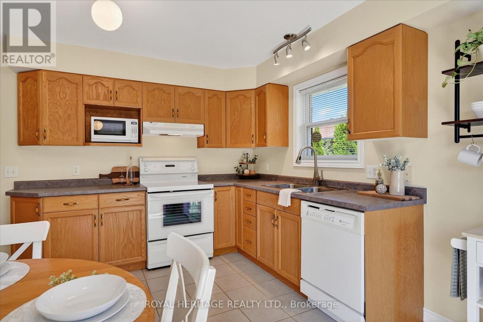 21 Eakins Crescent, Kawartha Lakes, Ontario  K9V 6J9 - Photo 18 - X13423106