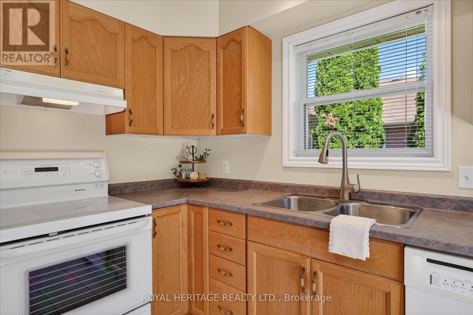 21 Eakins Crescent, Kawartha Lakes, Ontario  K9V 6J9 - Photo 14 - X13423106