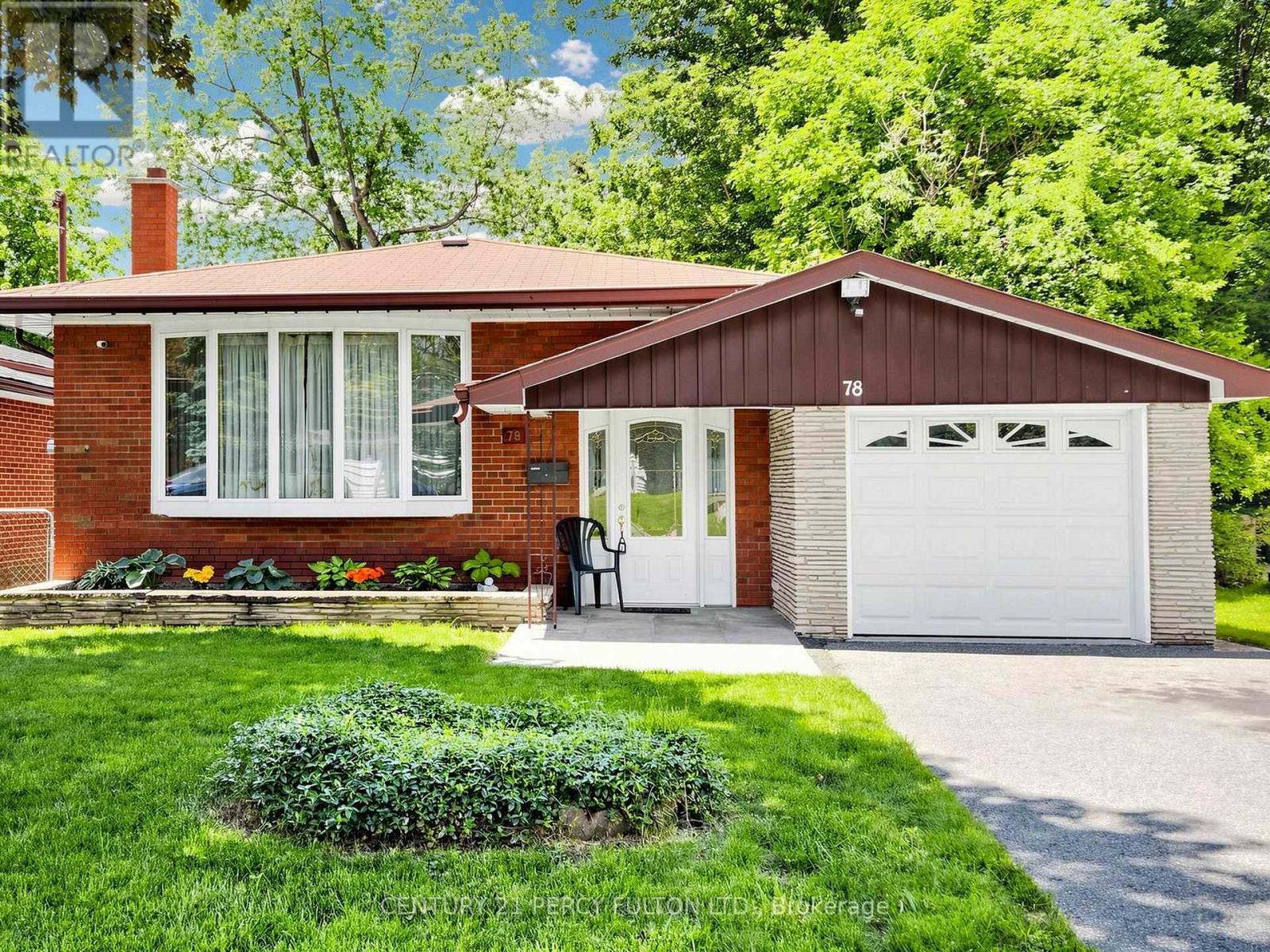 <div class="slider-price">$699,900</div><p>78 Allister Avenue, Toronto, Ontario</p>