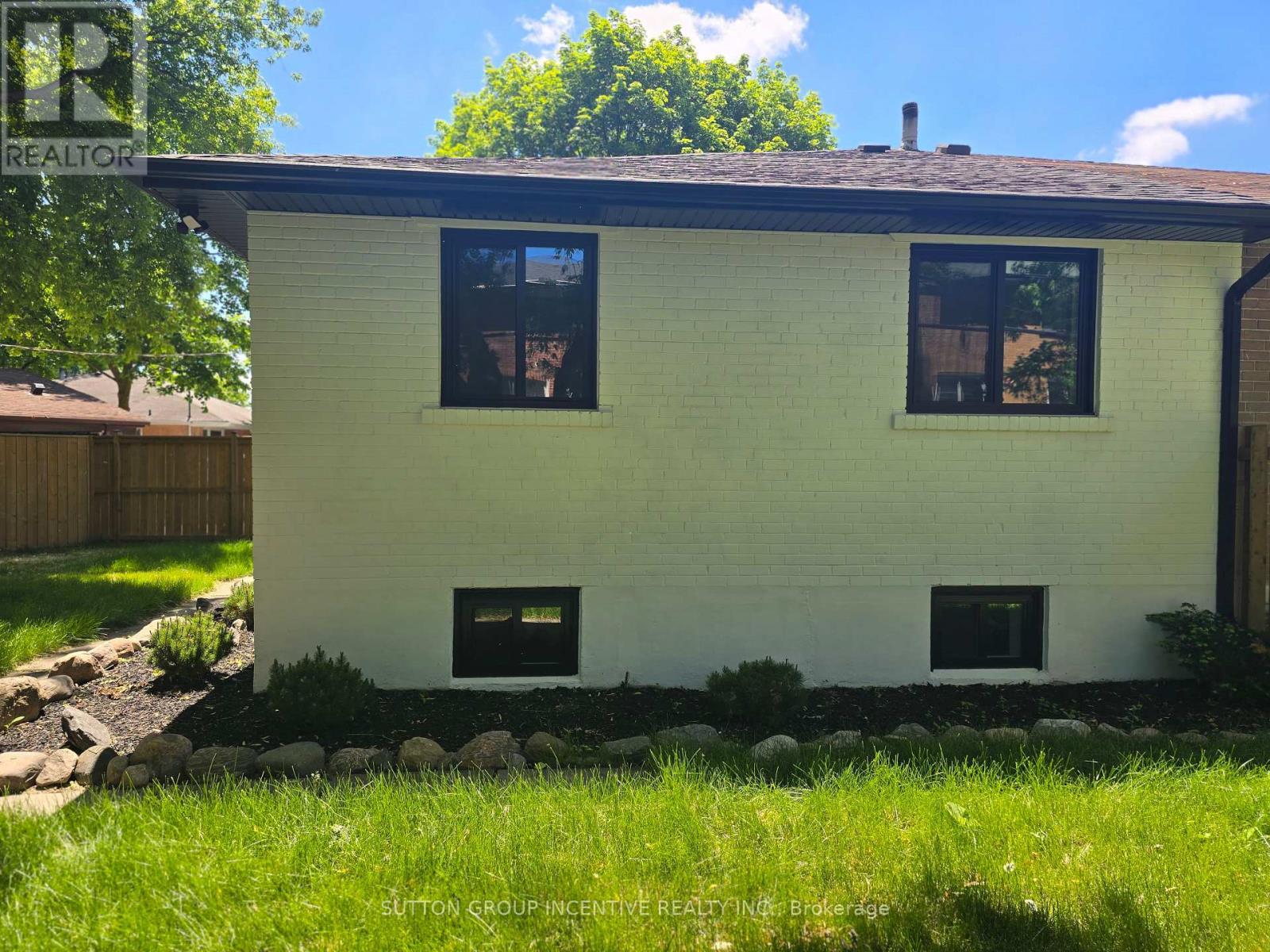 69 Marlin Court, Newmarket, Ontario  L3Y 2W7 - Photo 3 - N13289222