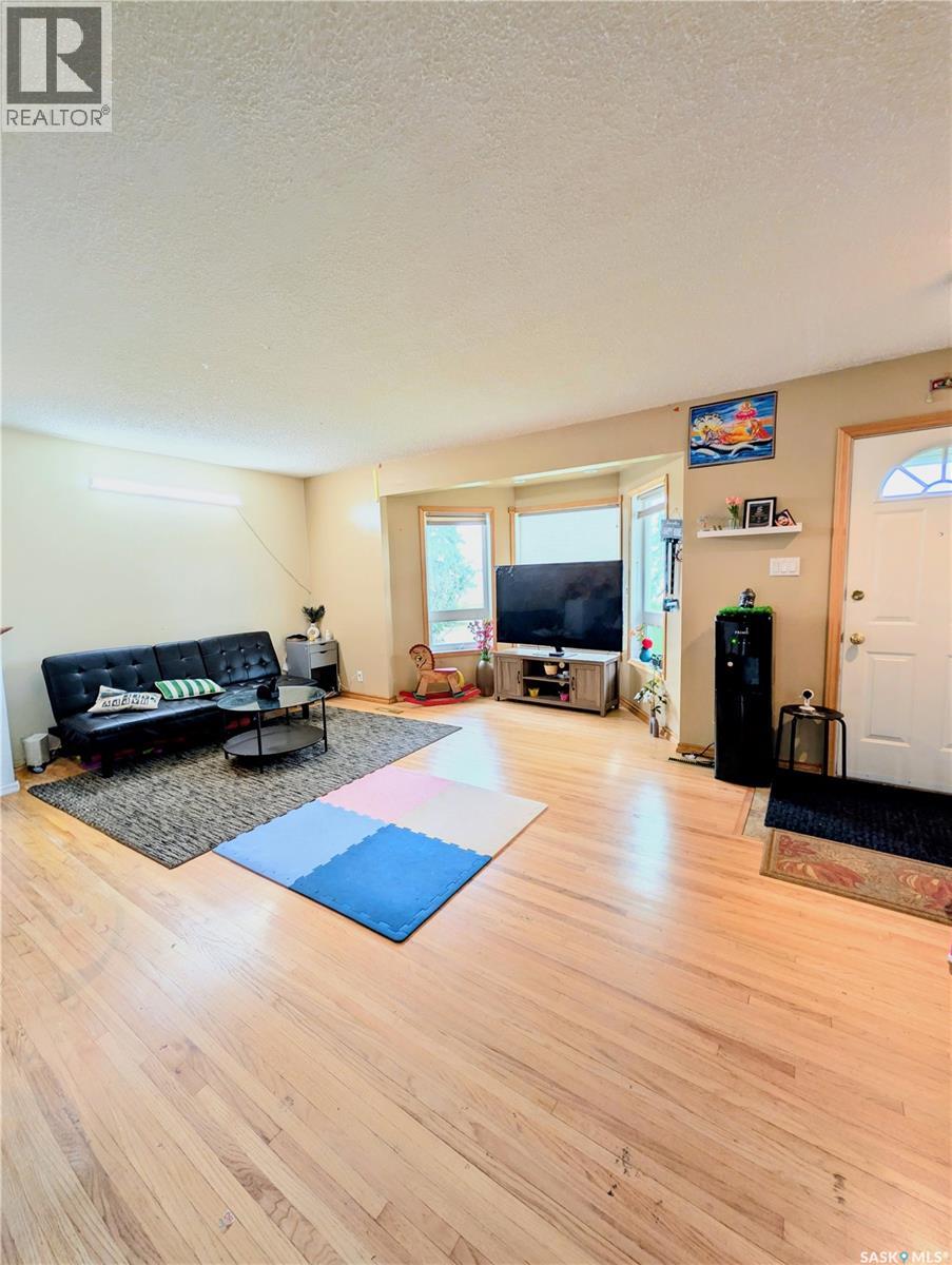 350 Begg Street W, Swift Current, Saskatchewan S9H 0K6 - Photo 2 - SK039347