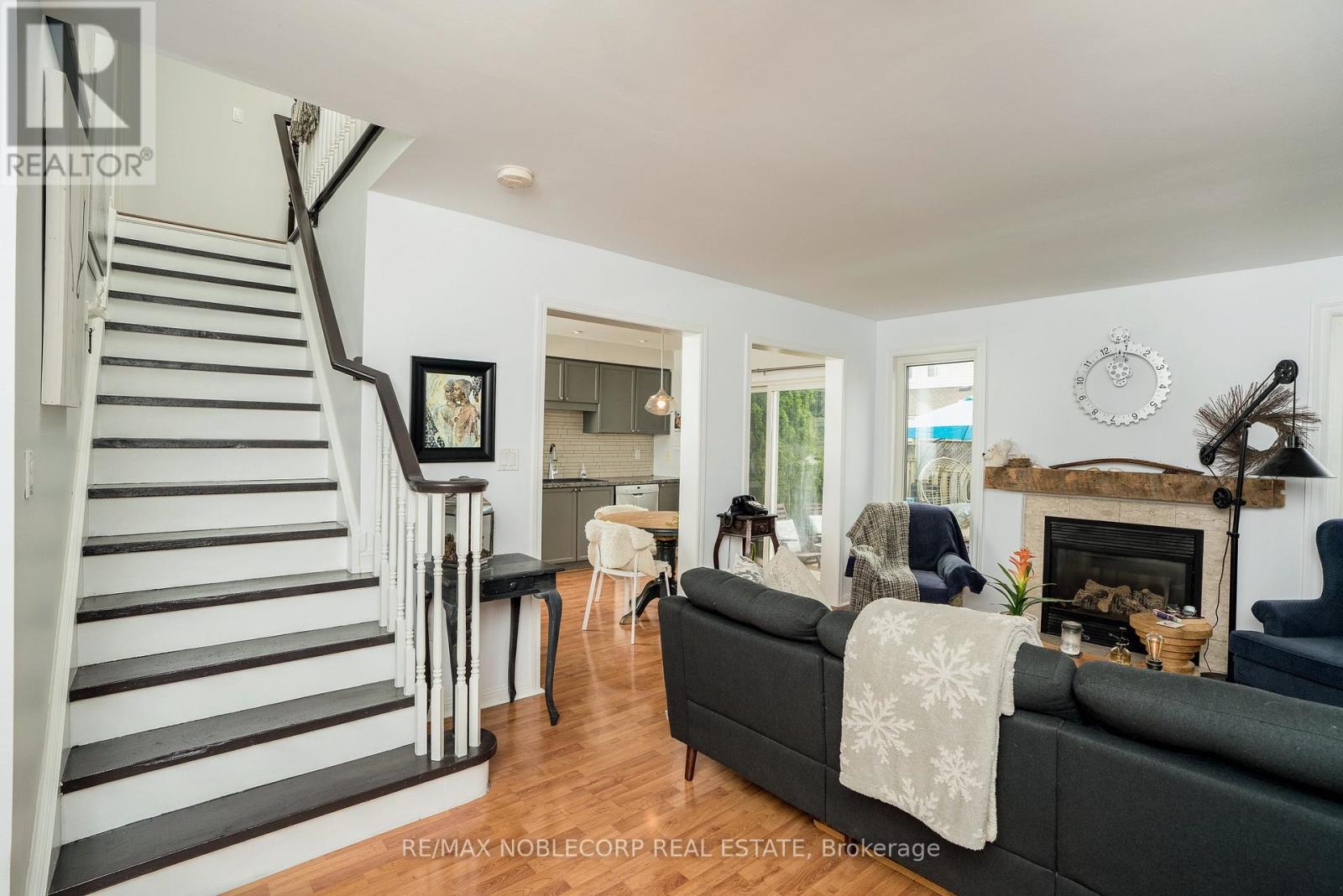 747 Edwards Avenue, Milton, Ontario  L9T 6B2 - Photo 4 - W13438032