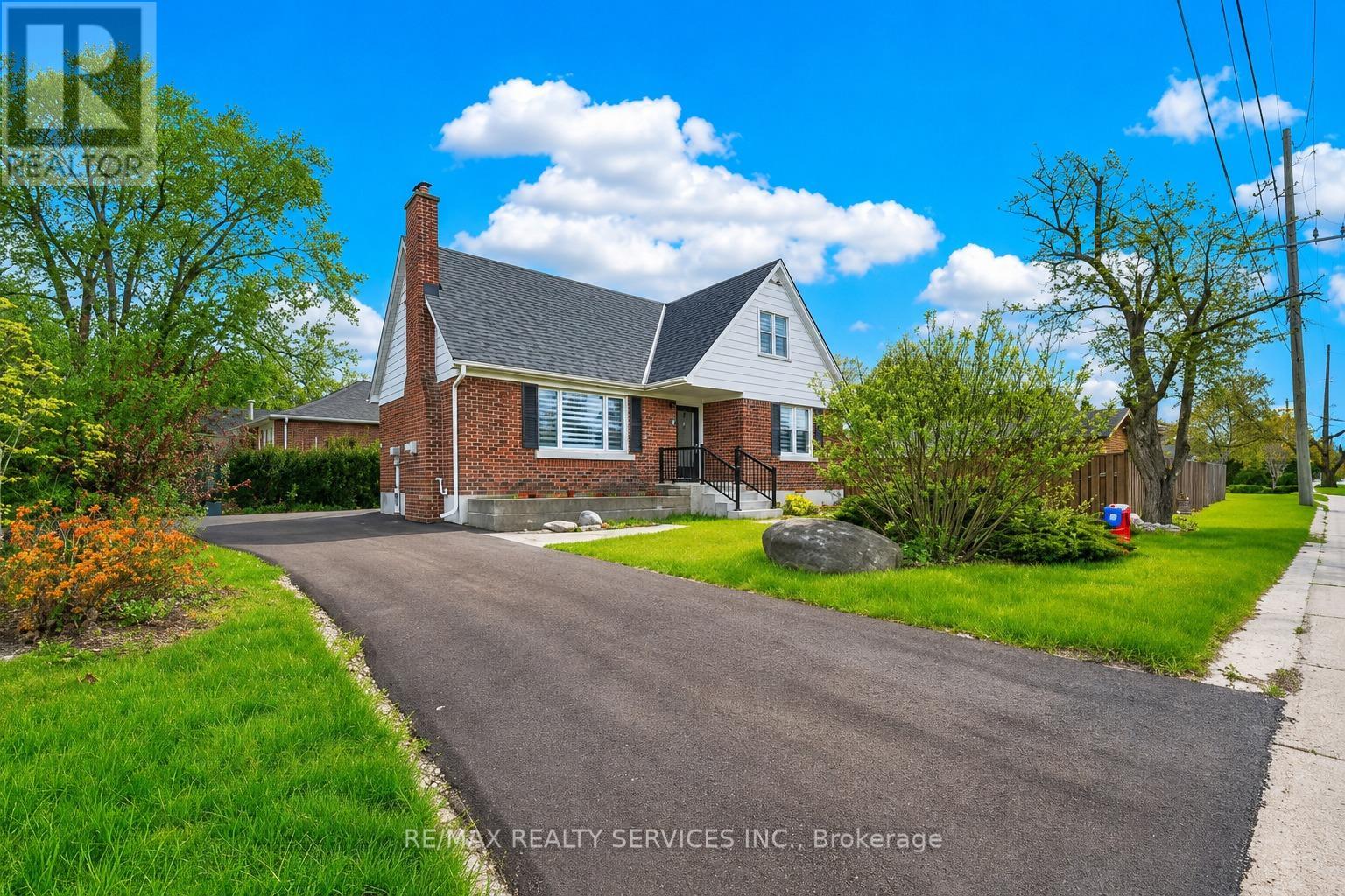 21 Gregory Street, Brampton, Ontario  L6Y 1G2 - Photo 2 - W13441748