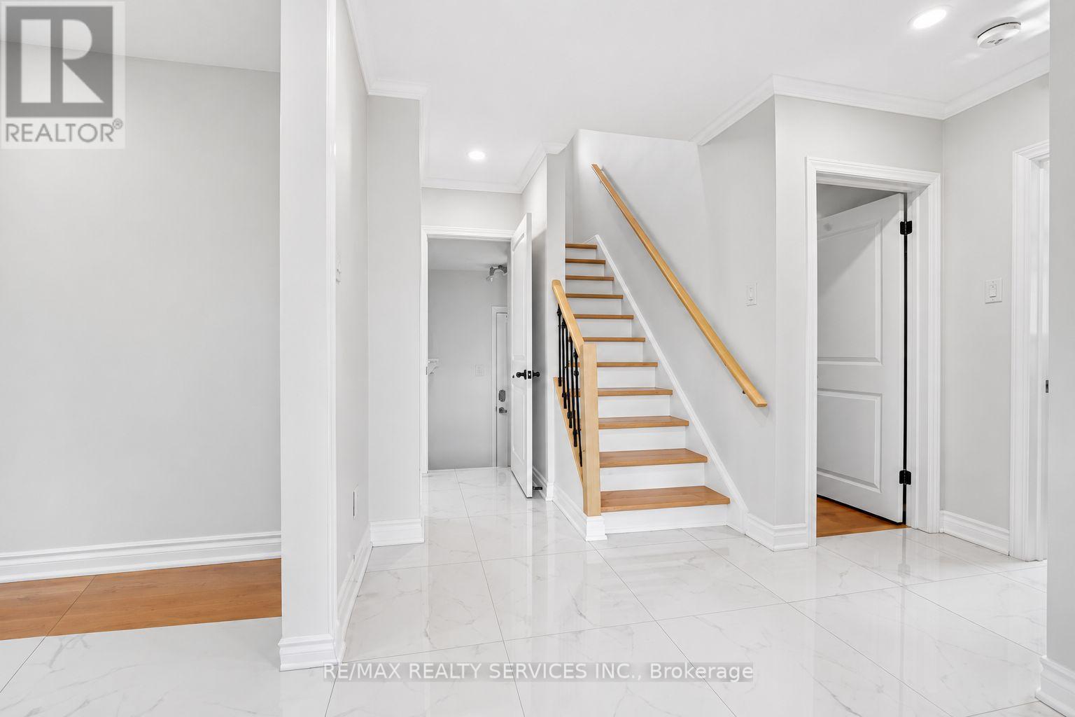 21 Gregory Street, Brampton, Ontario  L6Y 1G2 - Photo 4 - W13441748