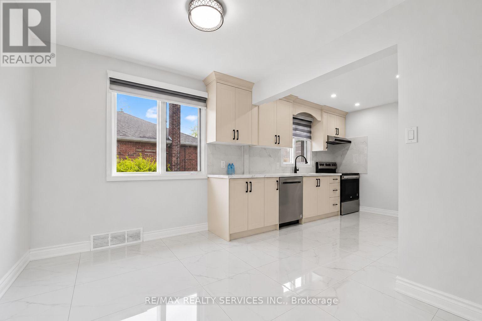 21 Gregory Street, Brampton, Ontario  L6Y 1G2 - Photo 7 - W13441748