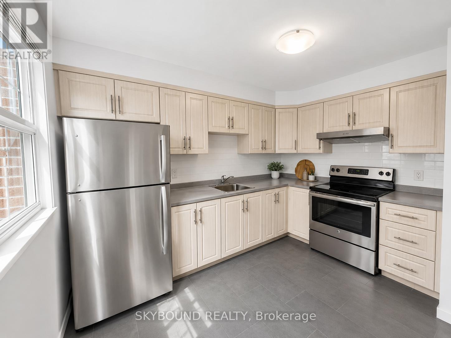 3 - 308 Lakeshore Road W, Mississauga, Ontario  L5H 1G8 - Photo 3 - W13441766