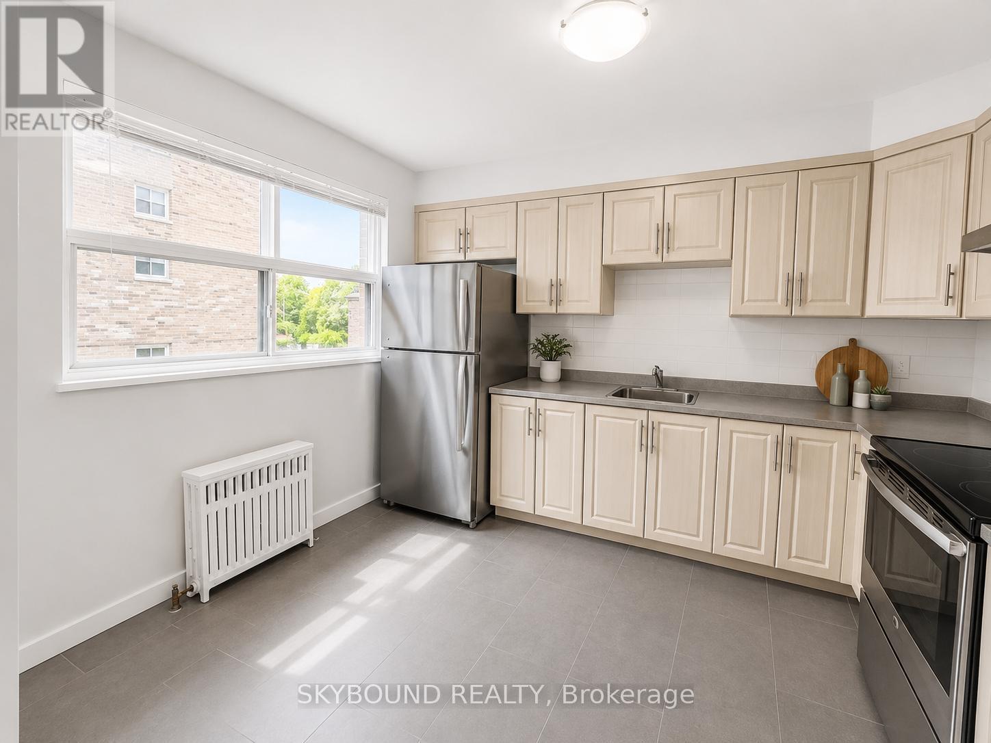 3 - 308 Lakeshore Road W, Mississauga, Ontario  L5H 1G8 - Photo 4 - W13441766