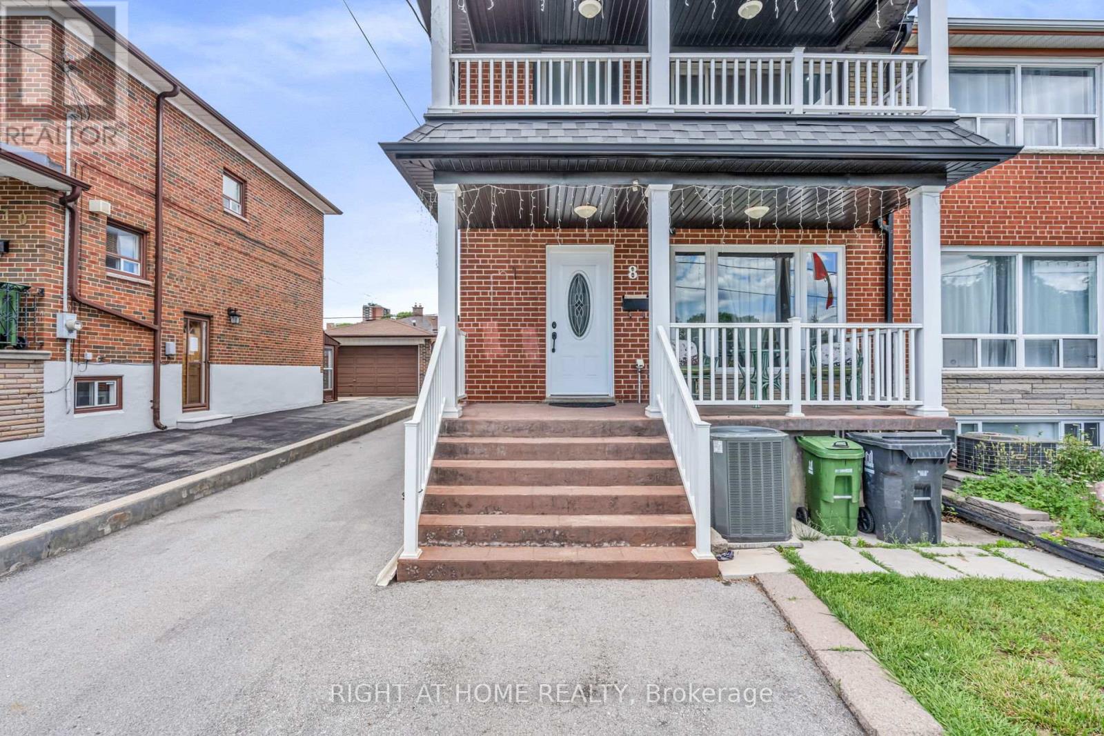 <div class="slider-price">$979,000</div><p>8 Donald Avenue, Toronto, Ontario</p>
