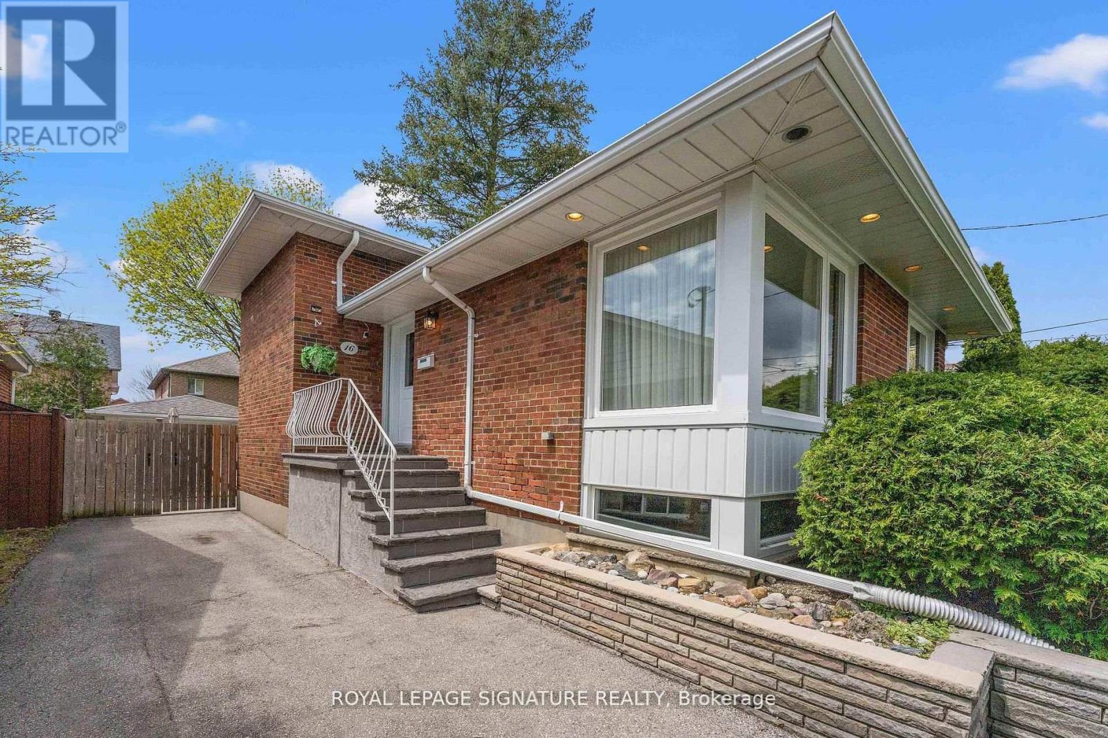 <div class="slider-price">$889,999</div><p>16 Shrewsbury Square, Toronto, Ontario</p>