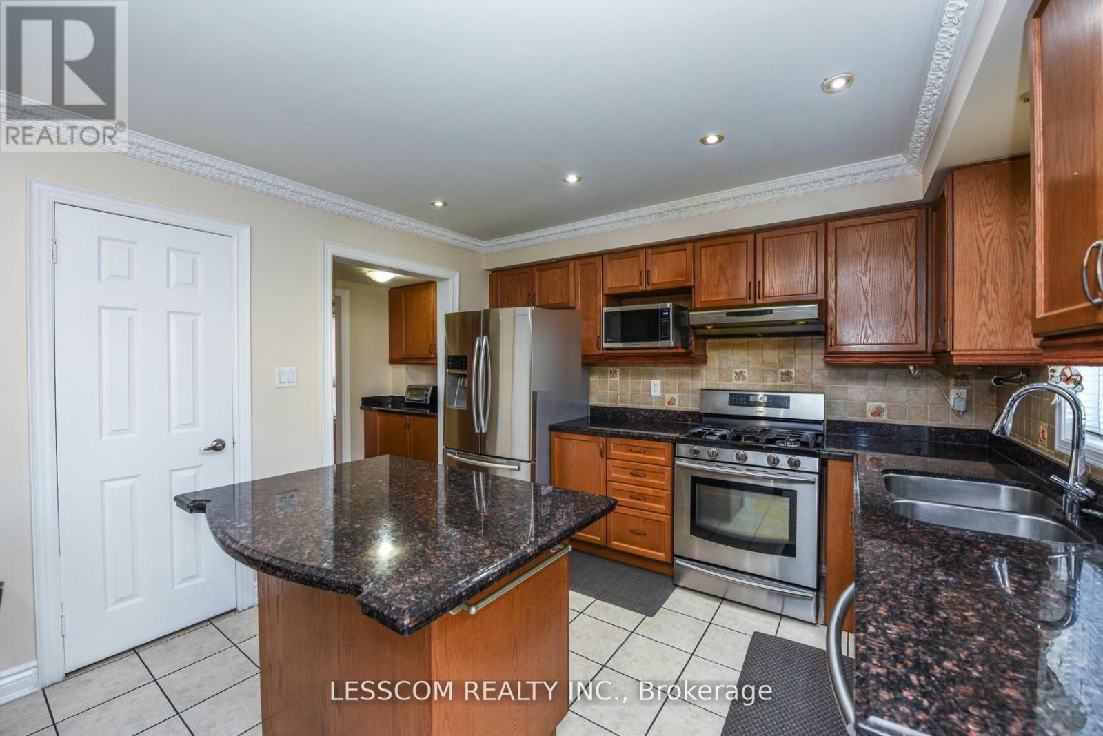 30 Fairhill Avenue, Brampton, Ontario  L7A 2E7 - Photo 11 - W13441822
