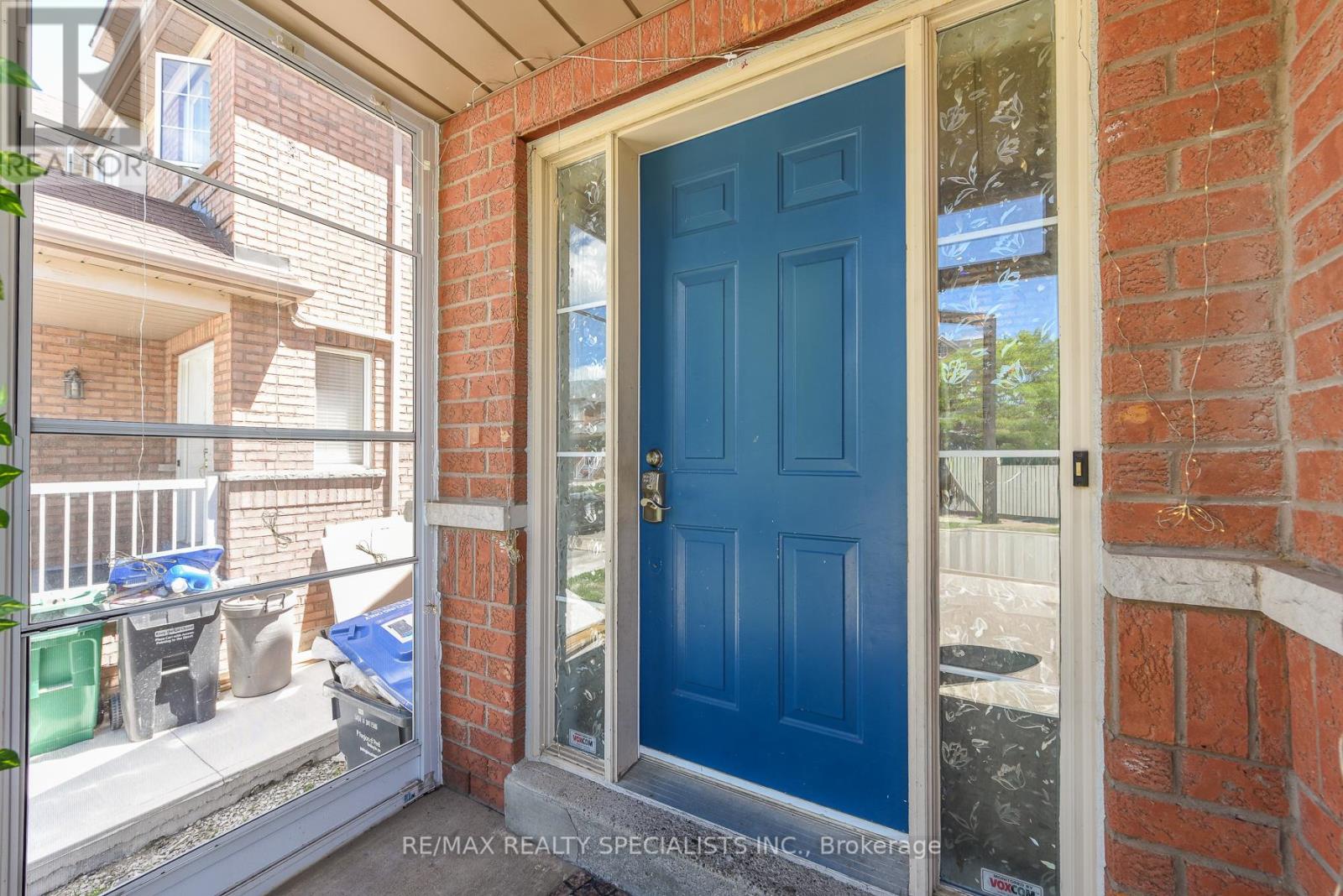 27 Rotunda Street, Brampton, Ontario  L6X 5E5 - Photo 3 - W13441898