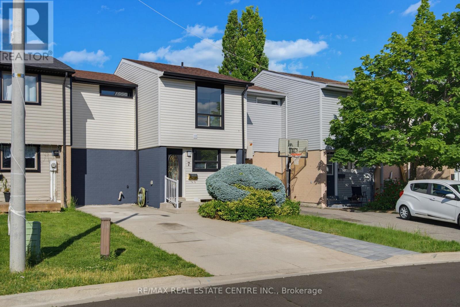 7 GREAT OAK COURT, Brampton, Ontario