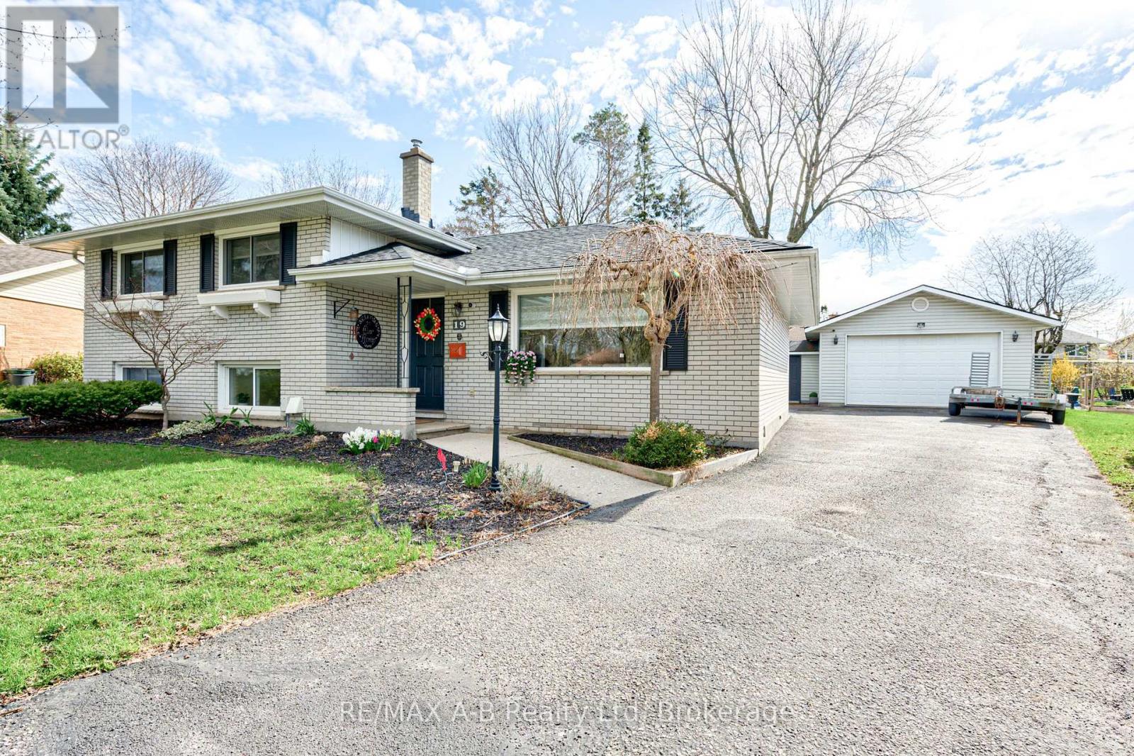 19 Linton Place, Kitchener, Ontario  N2B 2K1 - Photo 2 - X13027398