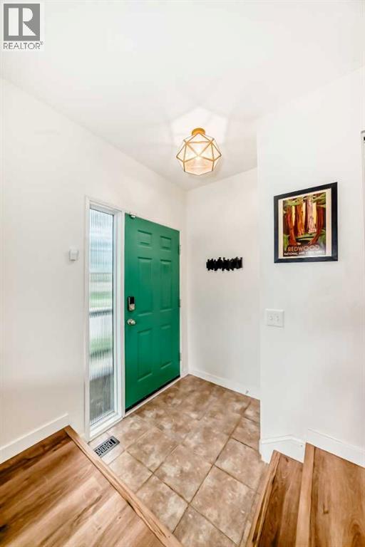 584 Woodhill Place Sw, Calgary, Alberta  T2W 3L5 - Photo 3 - A2320553