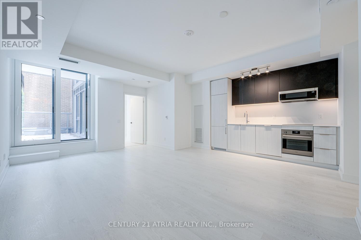 <div class="slider-price">$743,000</div><p>204 - 308 Jarvis Street, Toronto, Ontario</p>