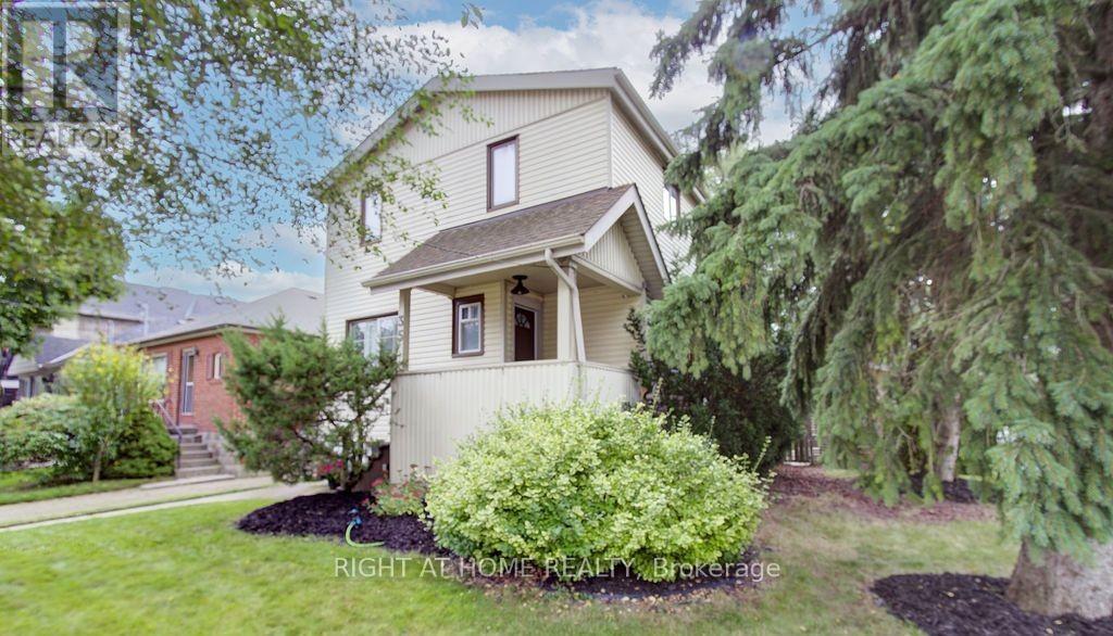 <div class="slider-price">$1,399,990</div><p>35 Park Street, Toronto, Ontario</p>