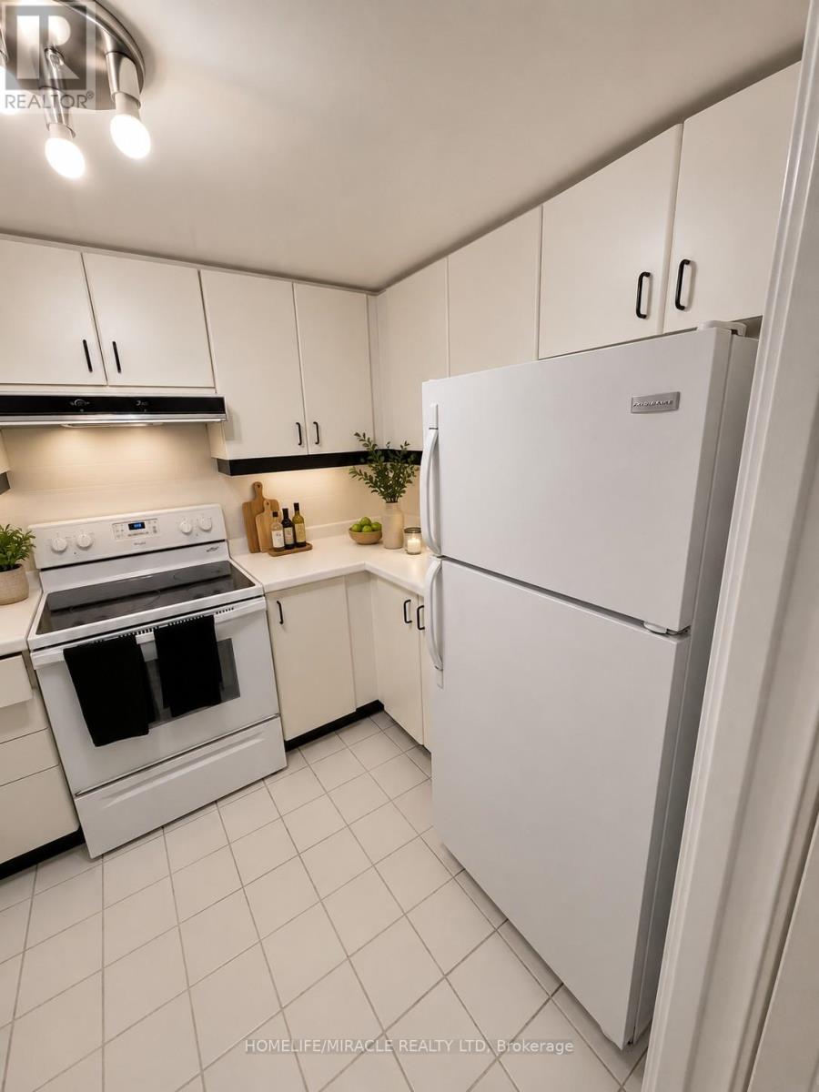 1907 - 717 Bay Street, Toronto, Ontario  M5G 2J9 - Photo 11 - C13438000