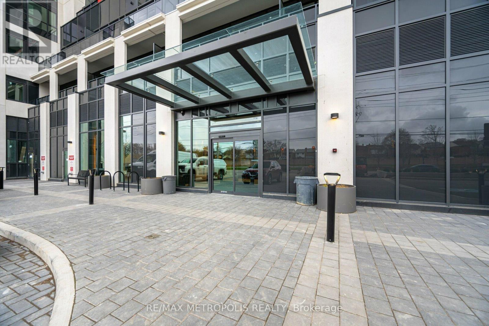 1704 - 202 Burnhamthorpe Road E, Mississauga, Ontario  L5A 0B2 - Photo 2 - W13442218