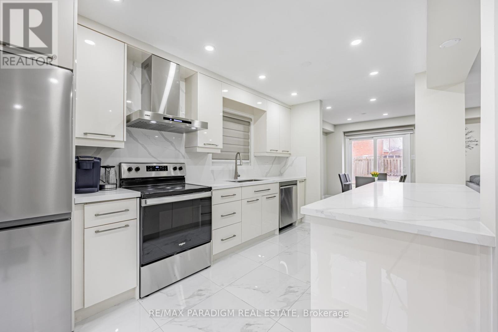 612 Flavelle Court, Pickering, Ontario L1V 3W6 - Photo 3 - E13442304