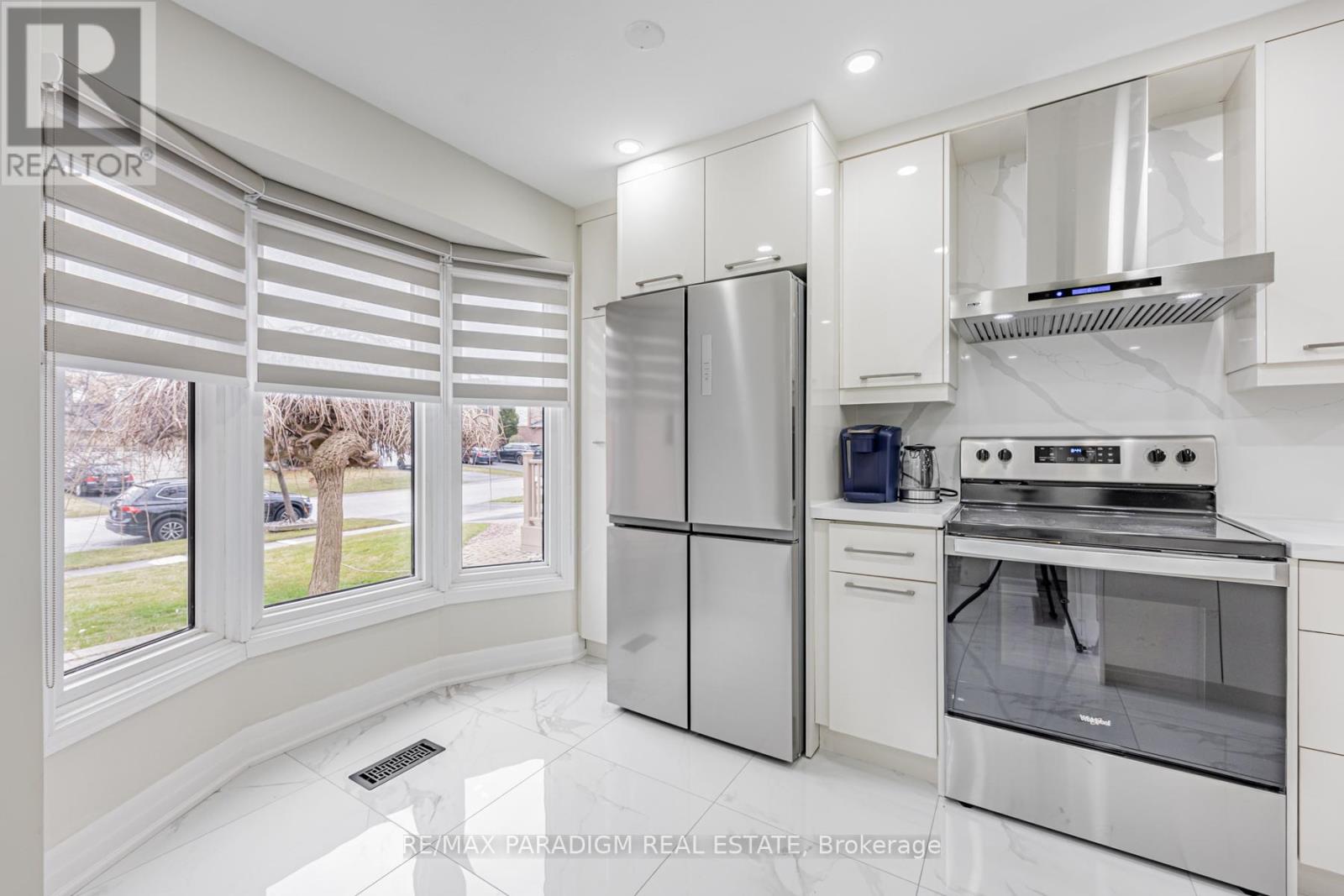 612 Flavelle Court, Pickering, Ontario L1V 3W6 - Photo 4 - E13442304