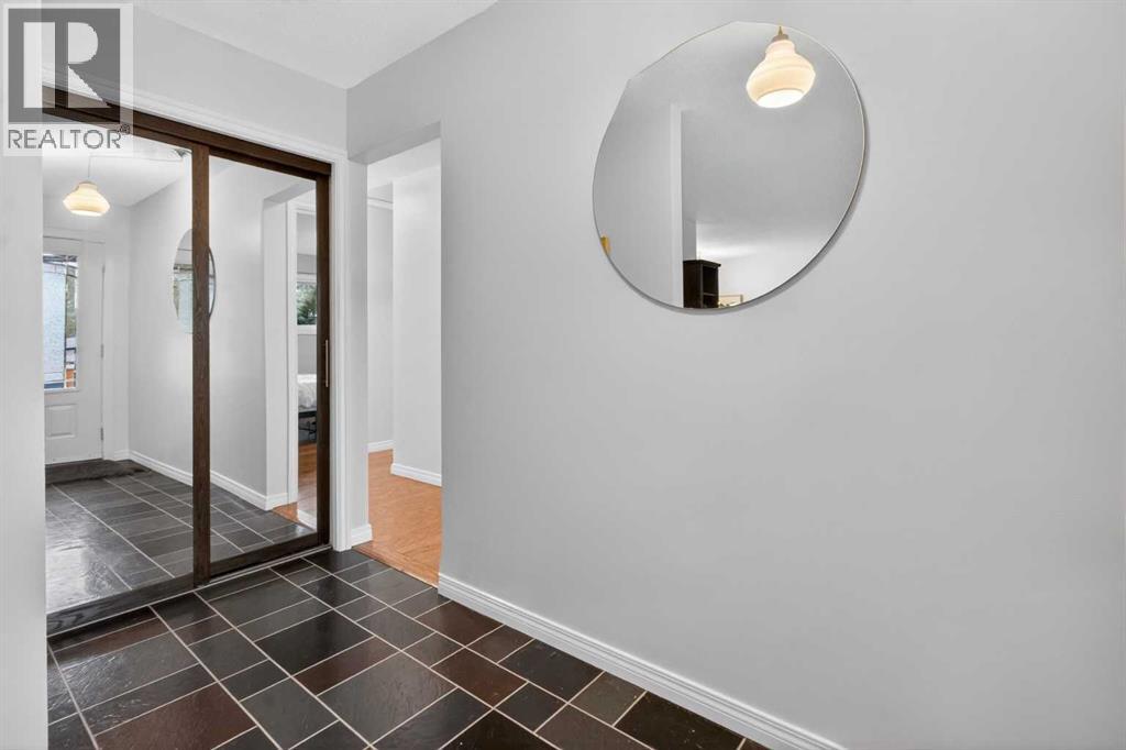 203 Southampton Drive Sw, Calgary, Alberta  T2W 0V6 - Photo 3 - A2317746