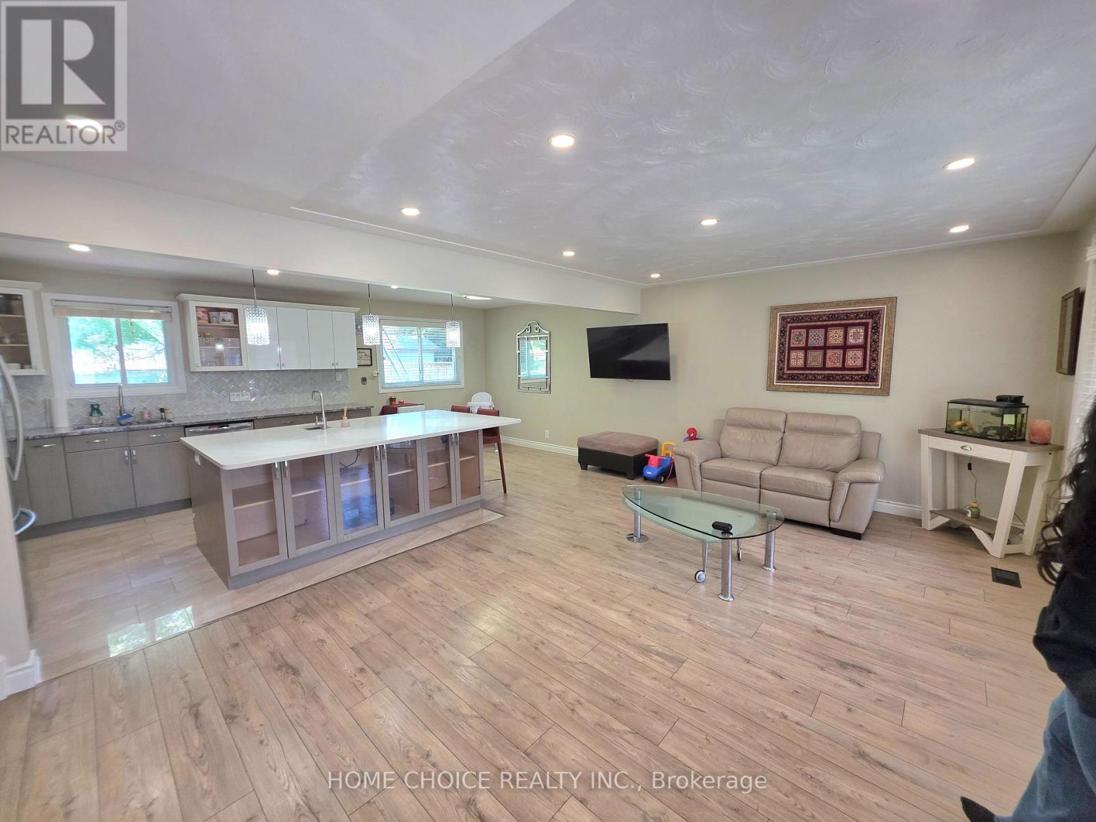 130 Champlain Crescent, Kitchener, Ontario  N2B 2Y6 - Photo 4 - X13442336