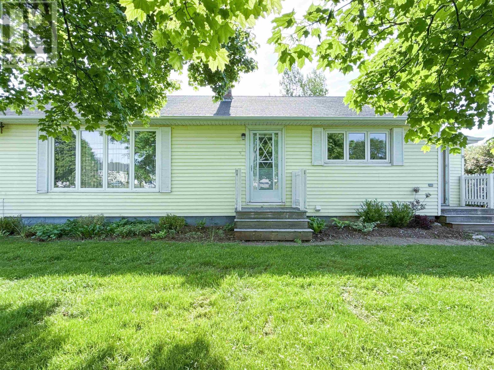 18 Laurie Drive, Charlottetown, Prince Edward Island  C1A 5M8 - Photo 2 - 202614335