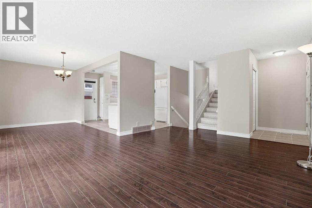 471 Berkley Crescent Nw, Calgary, Alberta  T3K 1A9 - Photo 5 - A2320312