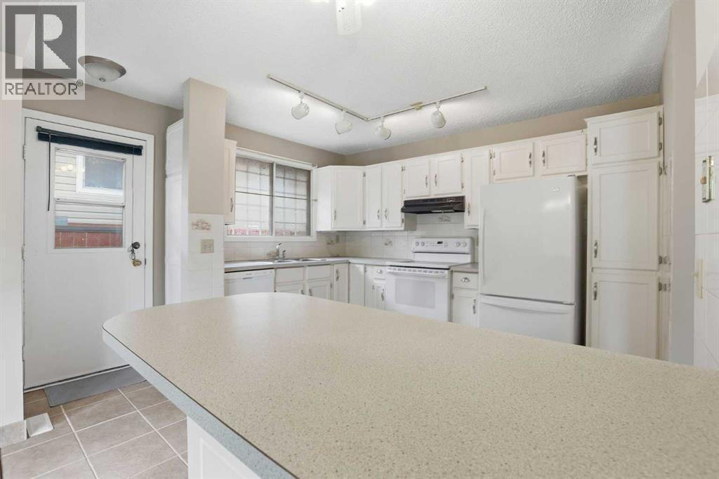 471 Berkley Crescent Nw, Calgary, Alberta  T3K 1A9 - Photo 13 - A2320312