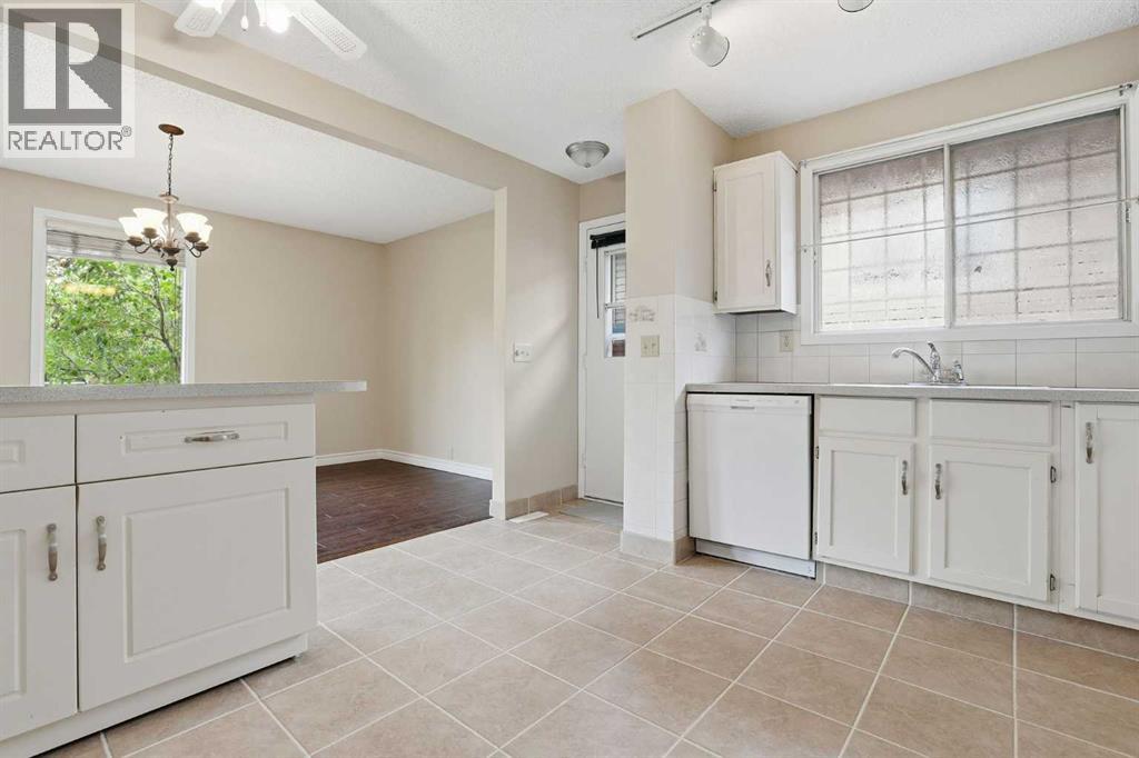 471 Berkley Crescent Nw, Calgary, Alberta  T3K 1A9 - Photo 11 - A2320312