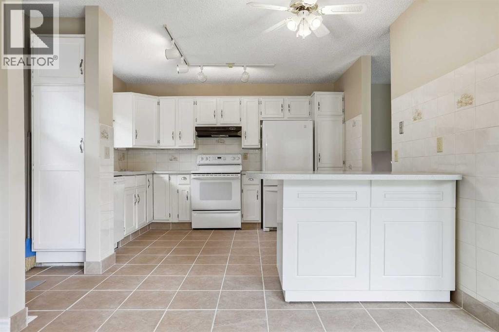 471 Berkley Crescent Nw, Calgary, Alberta  T3K 1A9 - Photo 12 - A2320312