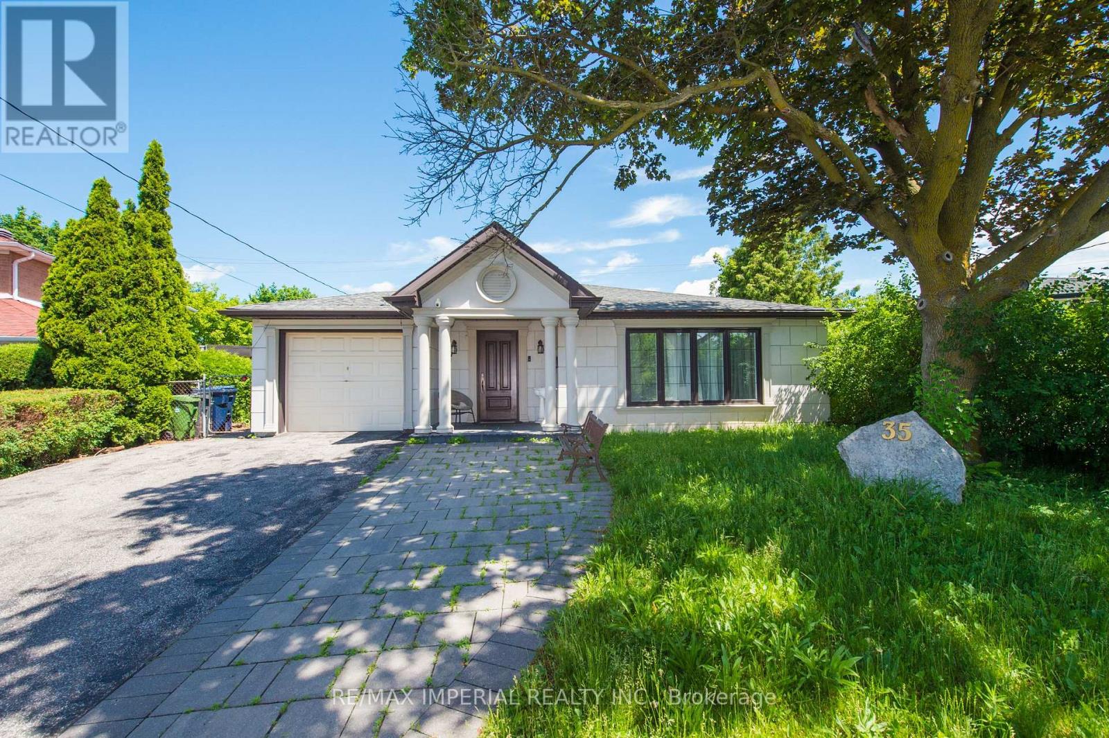 35 WADDINGTON CRESCENT, Toronto, Ontario