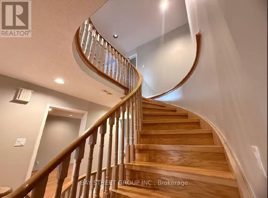 1054 Chateau Court, Mississauga, Ontario L5H 4J8 - Photo 17 - W13442486
