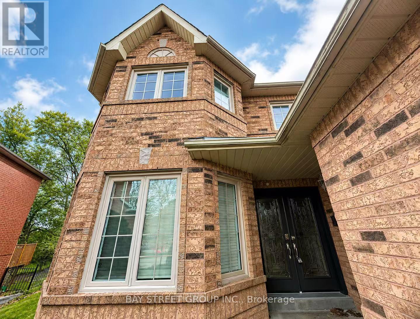 1054 Chateau Court, Mississauga, Ontario L5H 4J8 - Photo 2 - W13442486