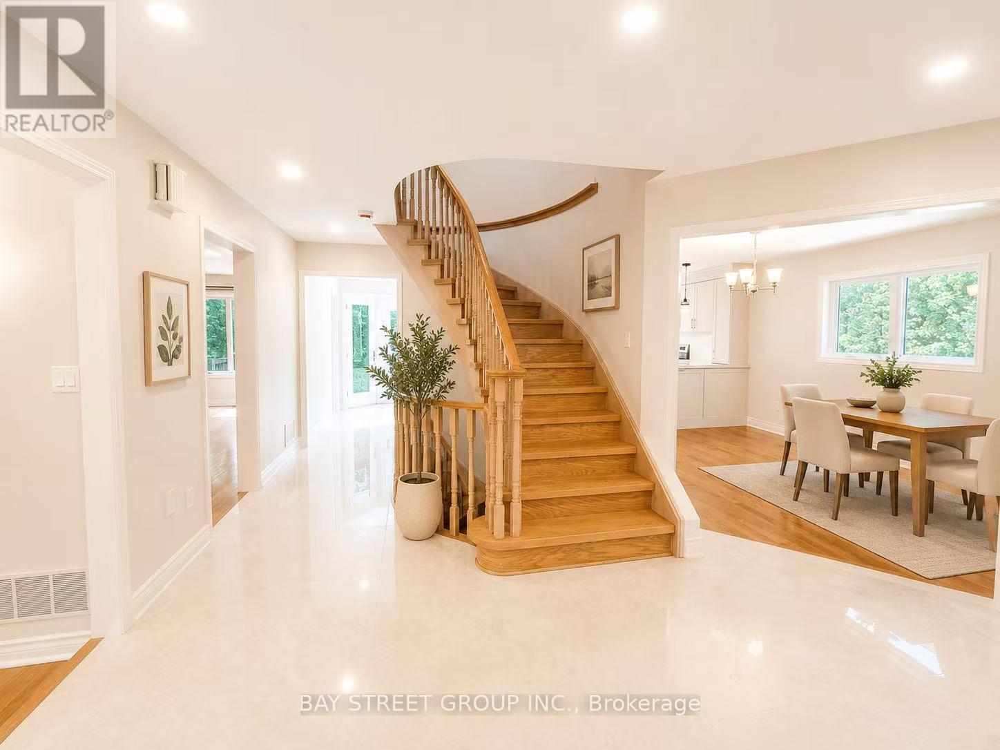 1054 Chateau Court, Mississauga, Ontario L5H 4J8 - Photo 3 - W13442486