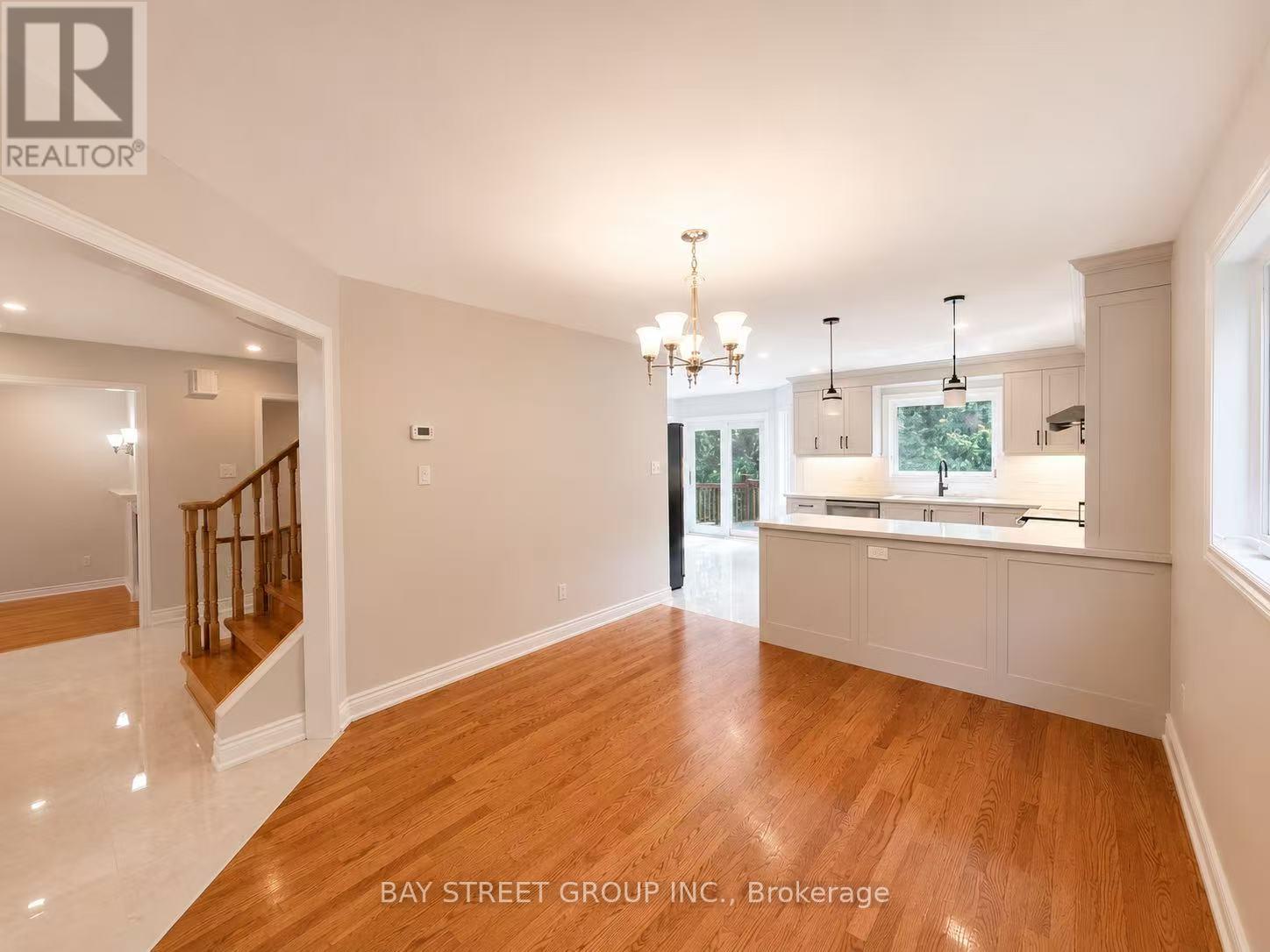 1054 Chateau Court, Mississauga, Ontario L5H 4J8 - Photo 4 - W13442486