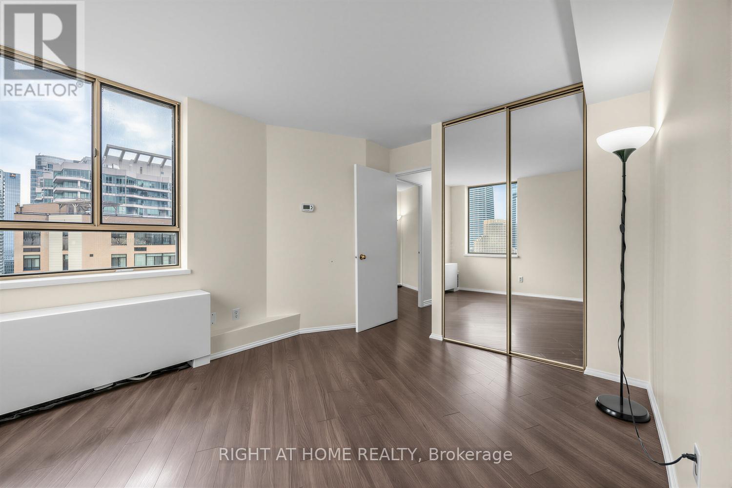 1906 - 260 Queens Quay W, Toronto, Ontario  M5J 2N3 - Photo 24 - C13441018