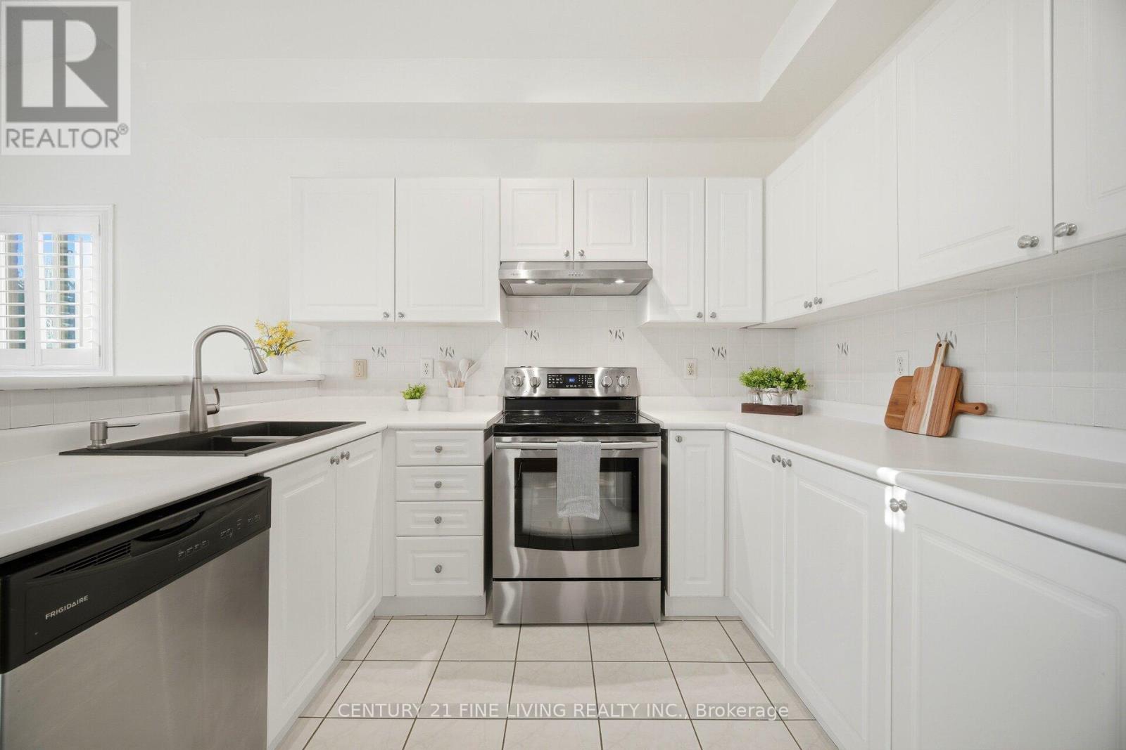 18 Nantucket Drive, Richmond Hill, Ontario  L4E 3V1 - Photo 8 - N13442526