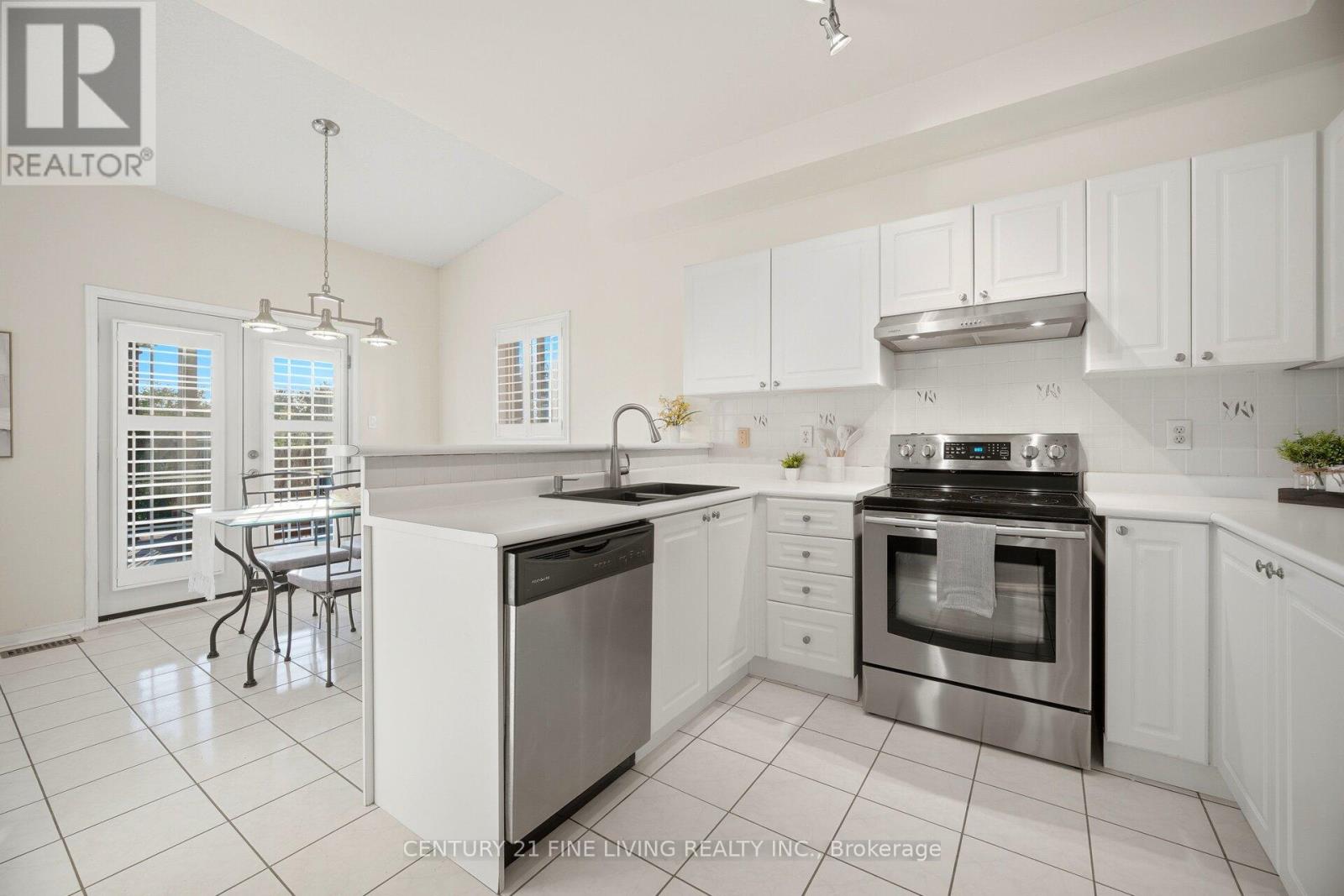 18 Nantucket Drive, Richmond Hill, Ontario  L4E 3V1 - Photo 9 - N13442526