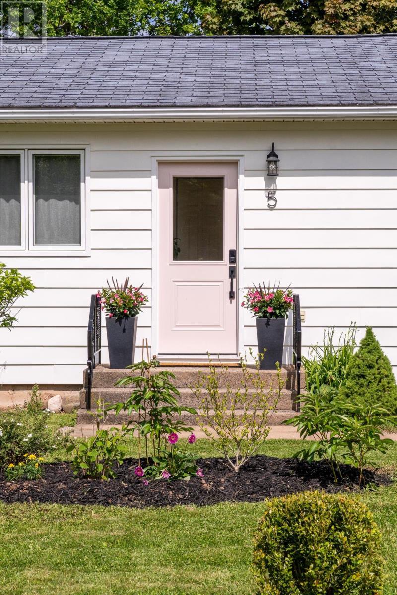 5 Grandview Drive, Wolfville, Nova Scotia  B4P 1W5 - Photo 3 - 202614123