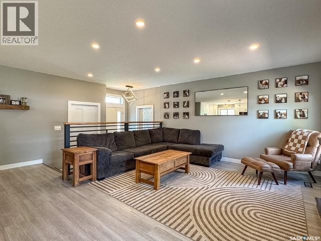 482 Russell Crescent, Swift Current, Saskatchewan  S9H 4S7 - Photo 3 - SK039365