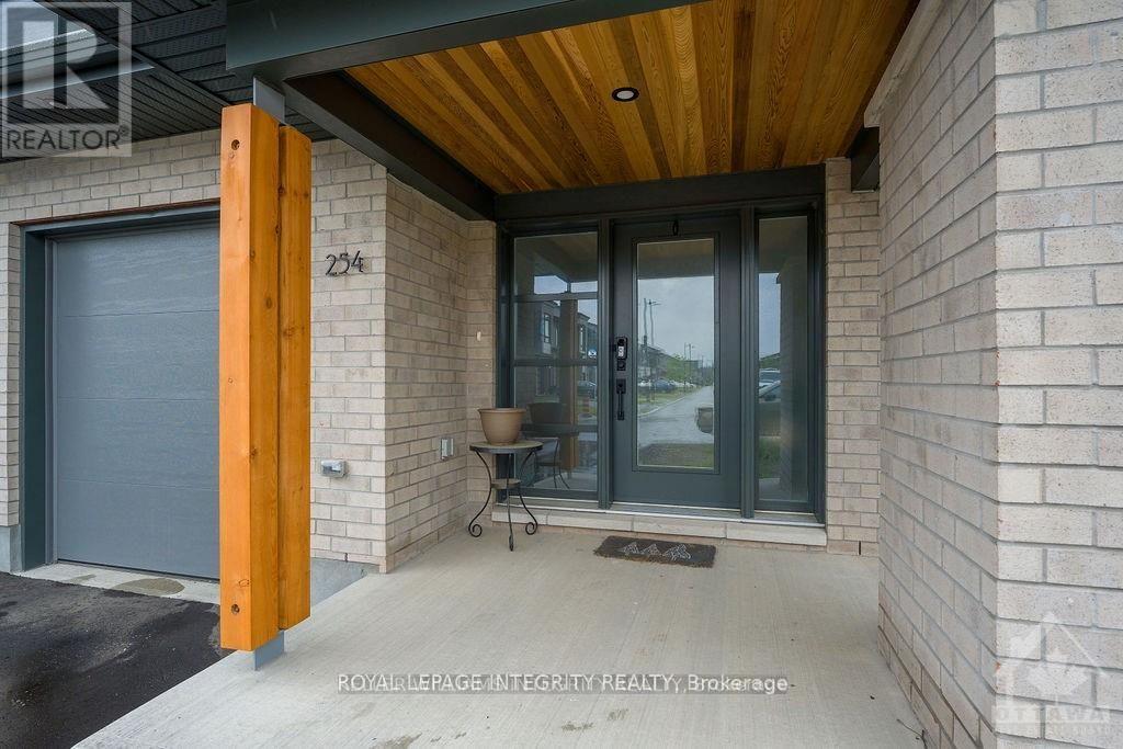 254 Shuttleworth Drive, Ottawa, Ontario  K1T 0T4 - Photo 2 - X13442664