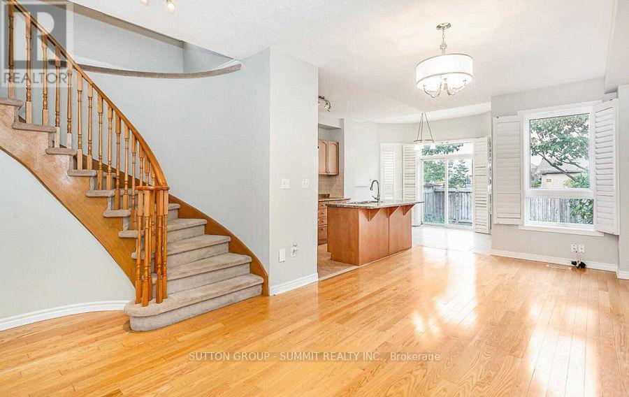 3330 Fountain Park Avenue, Mississauga, Ontario  L5M 7E2 - Photo 3 - W13442648