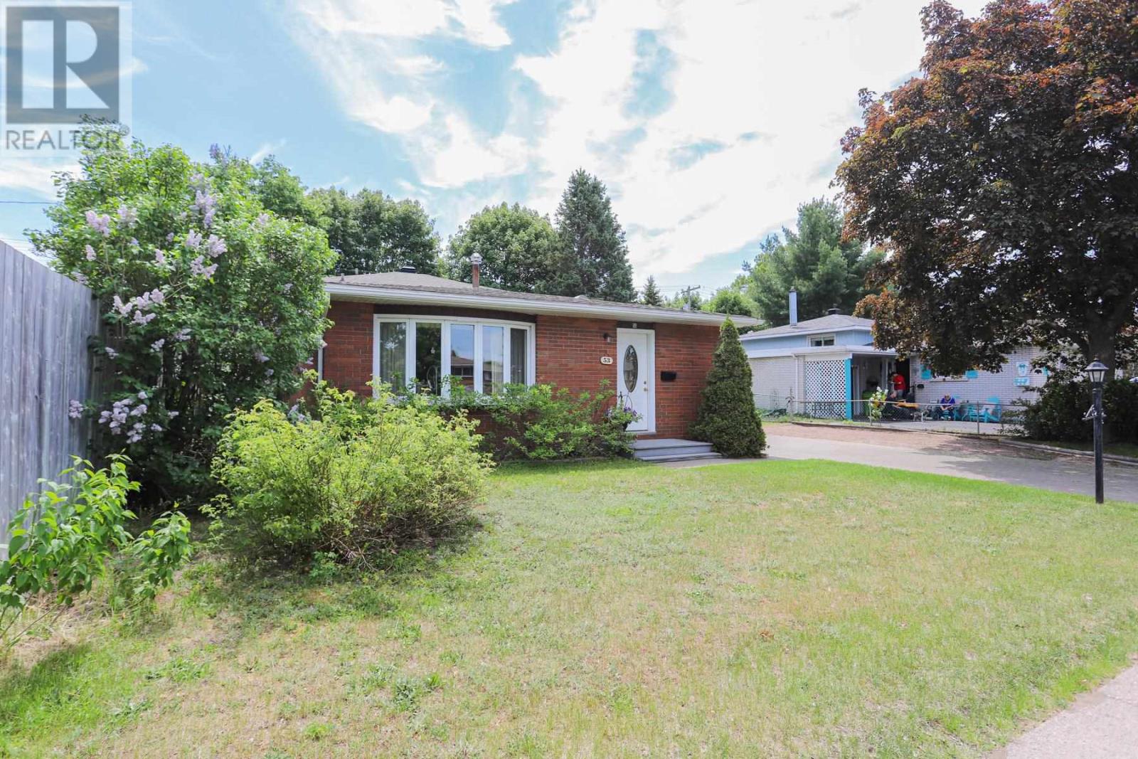 53 Chambers Ave, Sault Ste. Marie, Ontario P6A 4T9 - Photo 3 - SM261375